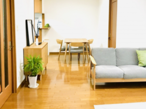 コーティングで蘇る木製テーブル！自宅でできるお手入れ方法と効果の持続