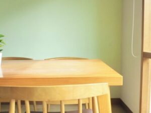 無垢材木製テーブルにカビが生える原因と対策：コーティングが解決