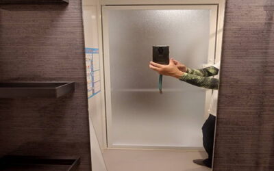 鏡のうろこ取り作業中の様子｜専用溶剤と研磨によるクリーニング作業