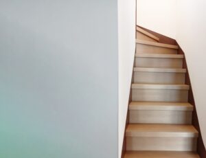 湿気の滑りやすさに注意！階段の安全性を高める防滑コーティング