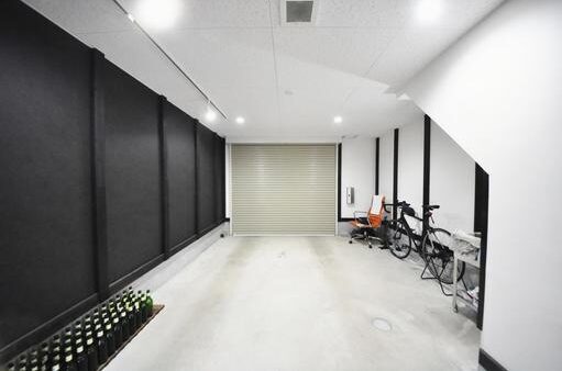タイヤ痕・油ジミとサヨナラ！ガレージ床コーティングで美しさと機能性を両立