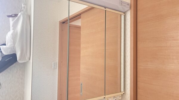 湿気がこもる季節に必須！曇り・水滴を防ぐ洗面台ミラーの撥水コーティング