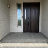 雨の日も、土埃の日も。玄関タイルの汚れ、どうにかしたい！掃除方法の紹介と愛知・三重・岐阜・静岡で注目の玄関タイル防汚コーティングの紹介【愛知常滑店】