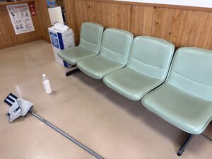 病院・施設の待合室コーティング｜長椅子・テーブルを衛生的に維持