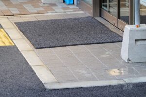 店舗の第一印象を決めるのは「床」だった。玄関タイルの汚れ対策に防汚・防滑コーティング【愛知常滑店】