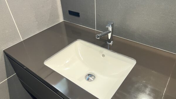 湿気と水はねで汚れが目立つ季節に！洗面台を美しく保つ防汚コート