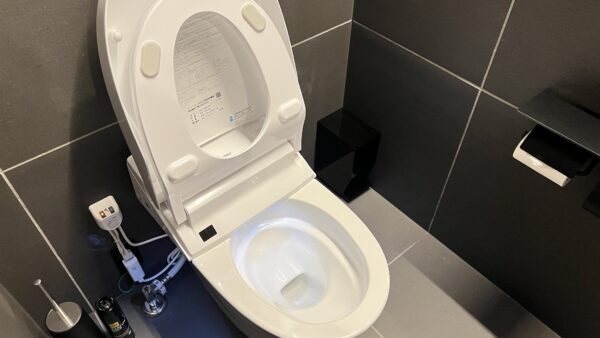 湿気でカビ・臭いが増す季節に！トイレの快適空間を保つ防汚コーティング術