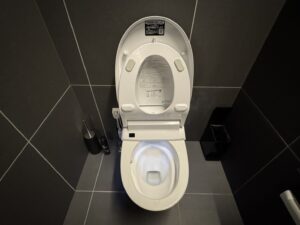毎日使う場所だからこそ！トイレの汚れとニオイを防ぐコーティングの力