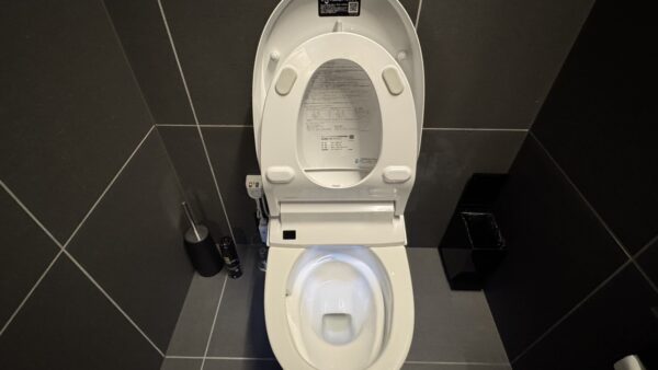 毎日使う場所だからこそ！トイレの汚れとニオイを防ぐコーティングの力