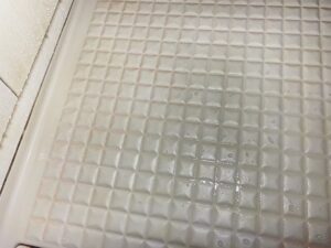 お風呂の床に広がるピンク汚れの原因と掃除方法、コーティングによる再発防止対策【愛知常滑店】
