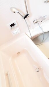 お風呂の排水口がすぐヌメる原因|実は〇〇が繁殖源だった