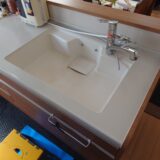 キッチンシンクを「白いまま維持」する！人工大理石への色彩保護コーティング