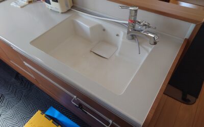 キッチンシンクを「白いまま維持」する！人工大理石への色彩保護コーティング