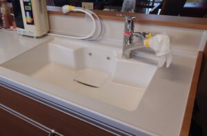 白い天板の黄ばみを防ぐ！人工大理石コーティングで清潔＆美しさを長持ち【九州エリア】