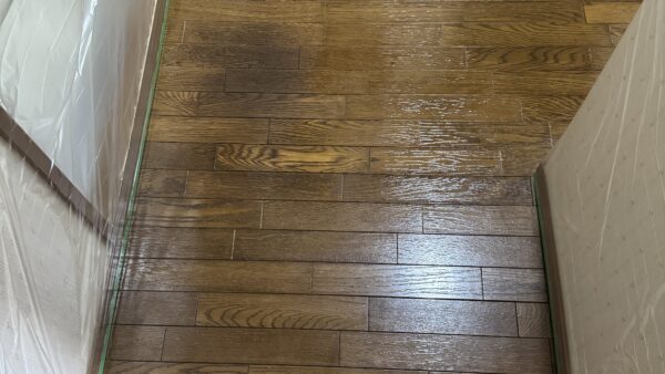 水の染み込みを防ぐ、新しい床メンテナンス