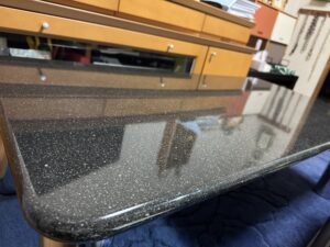 テーブルは「もう一つの生活拠点」。コーティングで実現する「機能美」と「永続性」