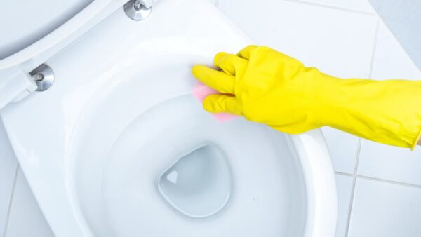 そのトイレ掃除、まだ「防御」だけですか？コーティングで実現する「清潔の自動化」