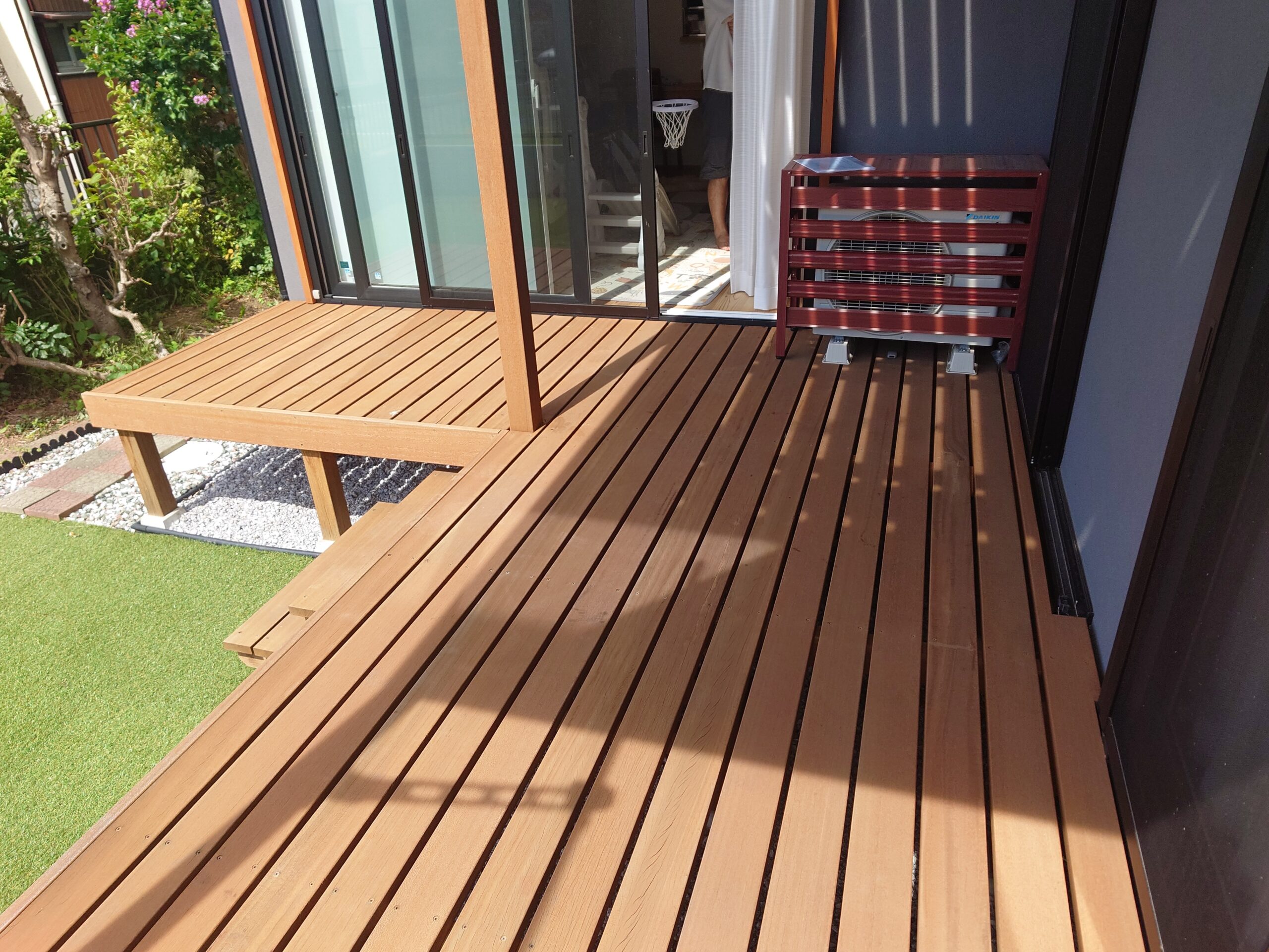 【ウッドデッキを蘇らせる方法】汚れ・劣化をリセットして美しさを取り戻すには？