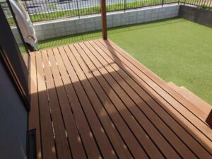 ウッドデッキとフローリングを「二重の盾」で守る！屋内・屋外の木材連結コーティング