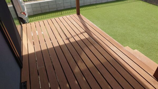 ウッドデッキとフローリングを「二重の盾」で守る！屋内・屋外の木材連結コーティング