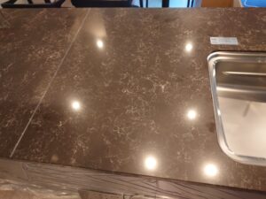 人工大理石の天板が黄ばむ・傷つく・汚れが落ちない原因と美しさを保つ対策【九州エリア】