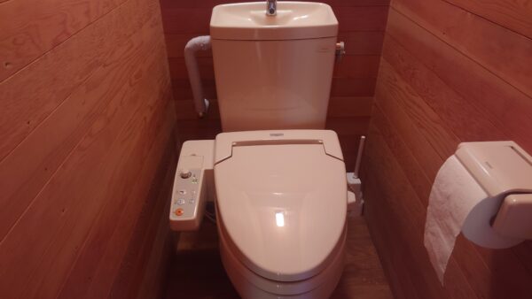 トイレ掃除の手間を減らす方法｜ニオイ戻りを防ぐコーティングの考え方をお伝えします！