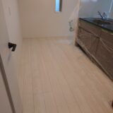 料理の「うっかり」を怖がらない！キッチンの床を「油・水・シミ」から守る最強バリア