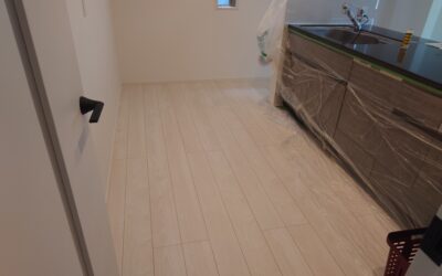 料理の「うっかり」を怖がらない！キッチンの床を「油・水・シミ」から守る最強バリア