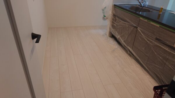 料理の「うっかり」を怖がらない！キッチンの床を「油・水・シミ」から守る最強バリア