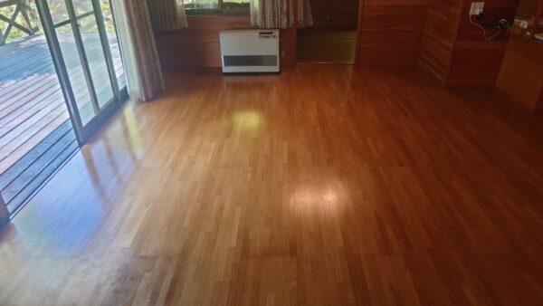 湿気・沿岸風・寒暖差で滑りやすい！山口のフロアコーティングで“滑り止め”効果を高めた安全な住まいへ【山口エリア】