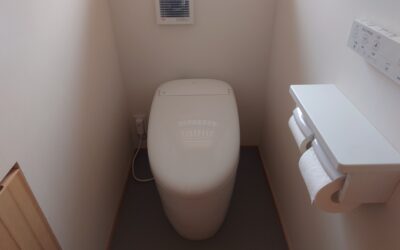 商業施設トイレの仕切り板・床コーティング｜尿はね防止・臭い対策・清掃コスト削減