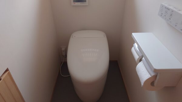 商業施設トイレの仕切り板・床コーティング｜尿はね防止・臭い対策・清掃コスト削減