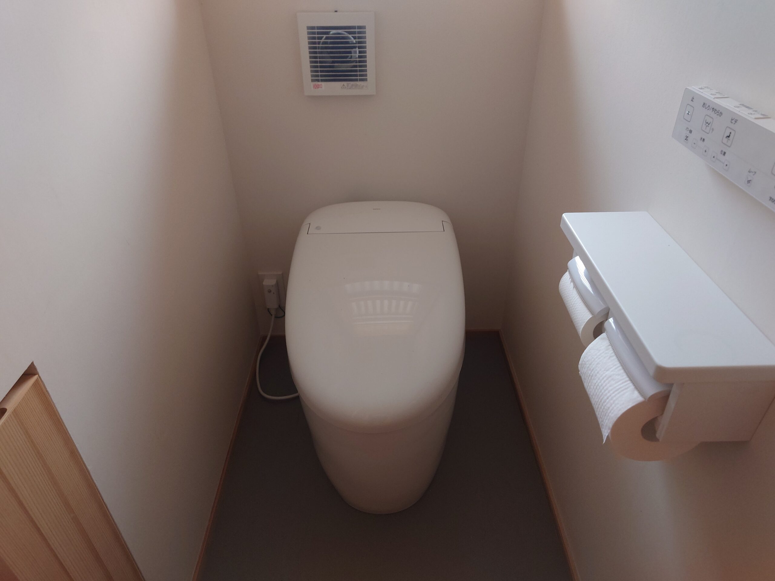 商業施設トイレの仕切り板・床コーティング｜尿はね防止・臭い対策・清掃コスト削減