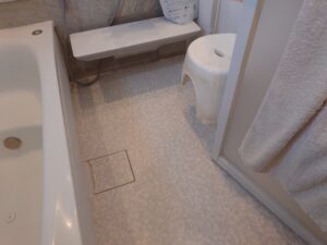 お風呂の「見えない継ぎ目」を防御！浴槽・床・台の連結コーティング戦略