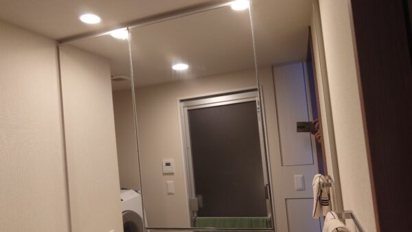 東京のバスルームを快適に！鏡・ガラスのくもり防止コーティング