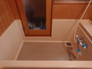 浴室の床が滑る原因とは?転倒防止と掃除の手間を同時に減らす対策【九州エリア】