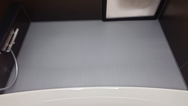 お風呂の床がピンクになる理由｜実はカビではない？正しい掃除方法と再発防止策