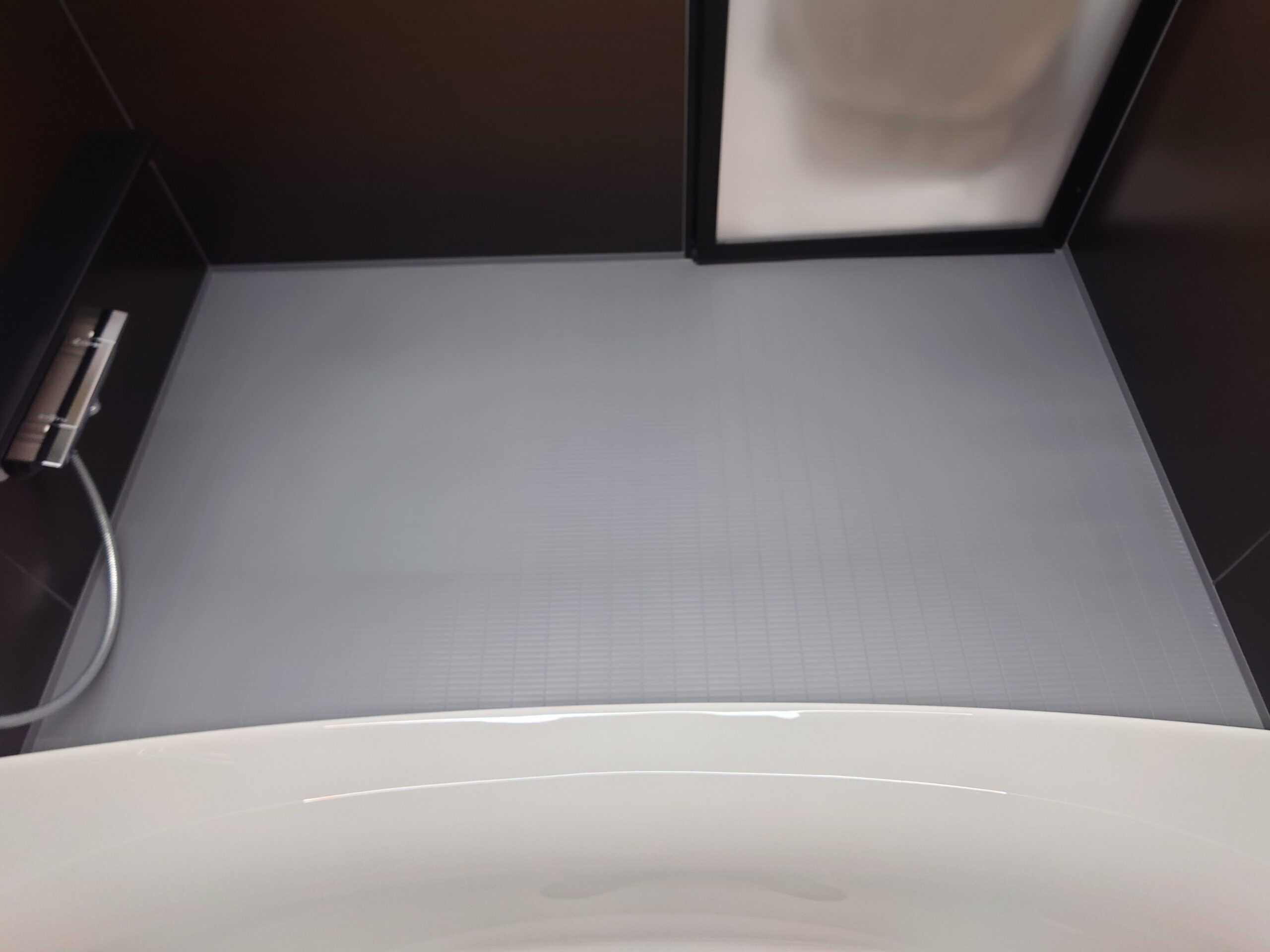 お風呂の床がピンクになる理由｜実はカビではない？正しい掃除方法と再発防止策