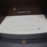 浴室の白い水垢が取れない理由と“ガラスコーティング”による長期防汚化【愛知常滑店】