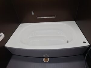 浴室の白い水垢が取れない理由と“ガラスコーティング”による長期防汚化【愛知常滑店】