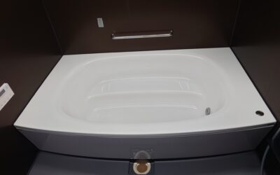 浴室の白い水垢が取れない理由と“ガラスコーティング”による長期防汚化【愛知常滑店】