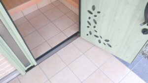 玄関タイルの泥汚れ・目地の黒ずみ対策はどっち？「クリーニング」と「コーティング」を徹底比較【新潟市】