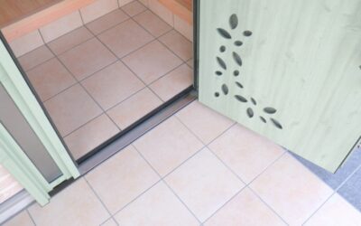 玄関タイルの泥汚れ・目地の黒ずみ対策はどっち？「クリーニング」と「コーティング」を徹底比較【新潟市】