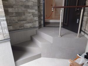 雨・雪の汚れを寄せつけない！玄関タイルコーティングの効果