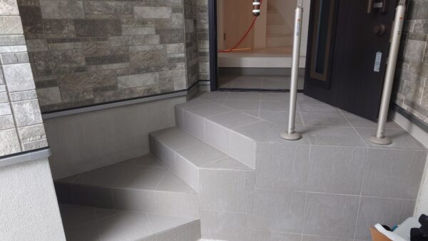 雨・雪の汚れを寄せつけない！玄関タイルコーティングの効果