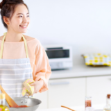 「料理中の手でベタベタ…」キッチンの取っ手・ガラス扉を守る透明バリア【福島郡山店】