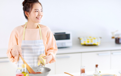 「料理中の手でベタベタ…」キッチンの取っ手・ガラス扉を守る透明バリア【福島郡山店】