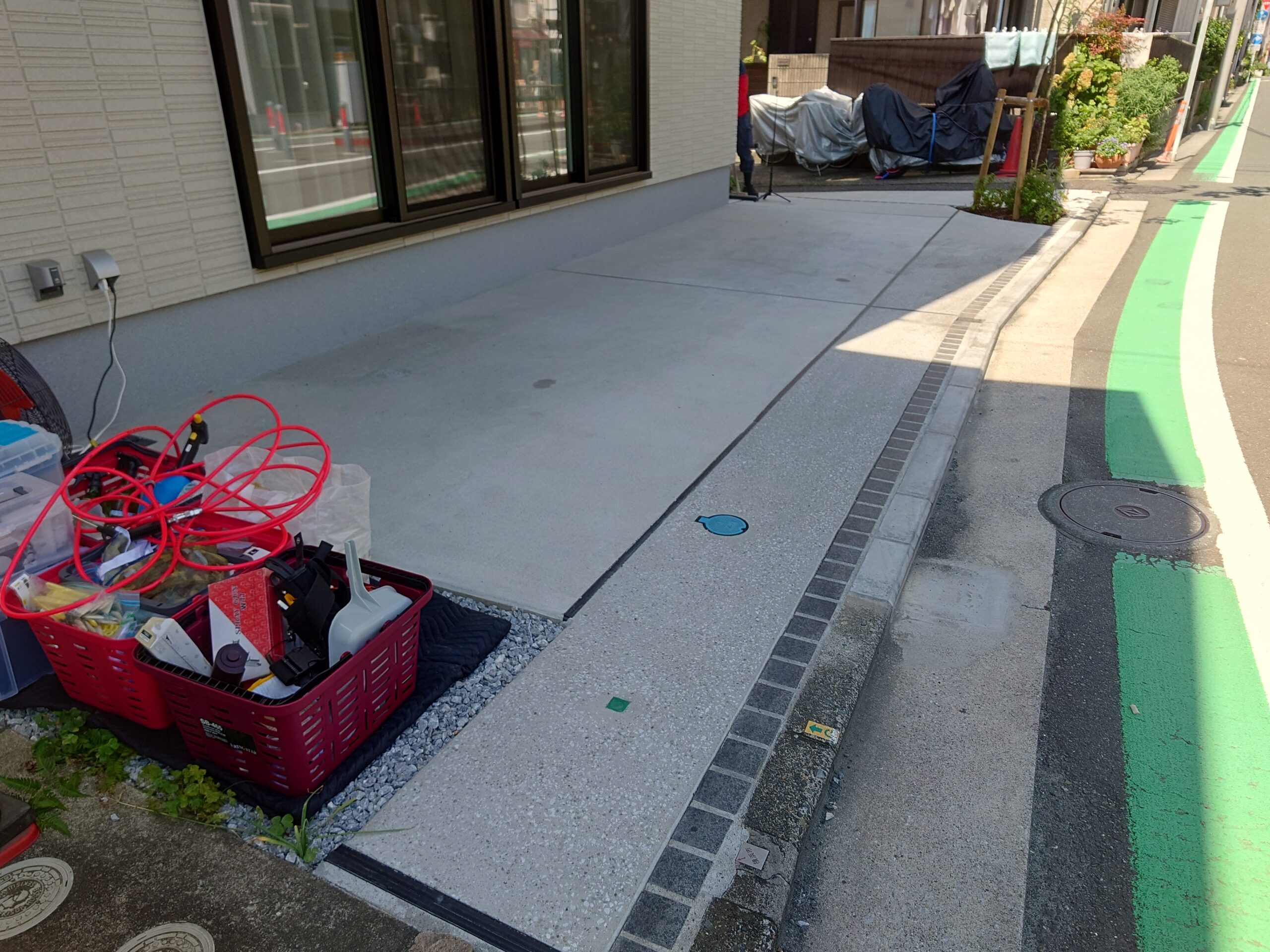 施工前画像：駐車場床/ガラスコーティング薄膜