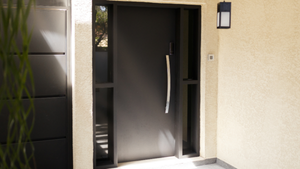 東京の玄関を美しく保つ！雨・泥汚れを防ぐコーティング方法