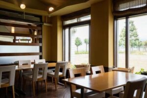 汚れは「床からテーブルへ」。暮らしを守るフロアと家具の「連結コーティング」戦略